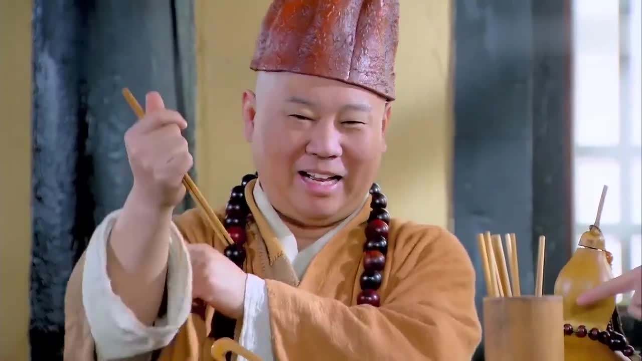 想不到吧,德云社当家人郭德纲也出演过济公这一角色,看到德云社,看到