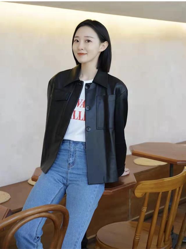 浅色牛仔裤配什么颜色的上衣，浅色牛仔裤如何搭配上衣（浅蓝色牛仔裤配什么上衣好看）