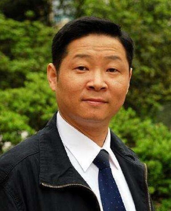 "三德子"赵亮:从演员变身养鸡大户,娶小15岁名模如今身价上亿