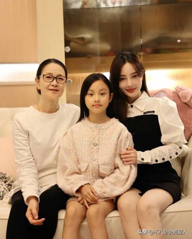 李小璐身高体重，李小璐年龄和个人资料（穿包臀裙下楼做核酸）