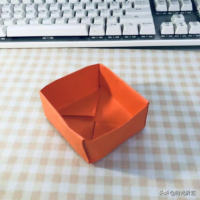 怎么用纸做一个盒子，怎样用纸来制作盒子（折纸教程之纸盒）