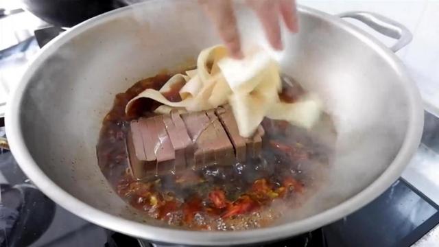 女人吃猪肝有什么好处，猪肝一周吃几次补血（多吃“4红3黑2绿”）