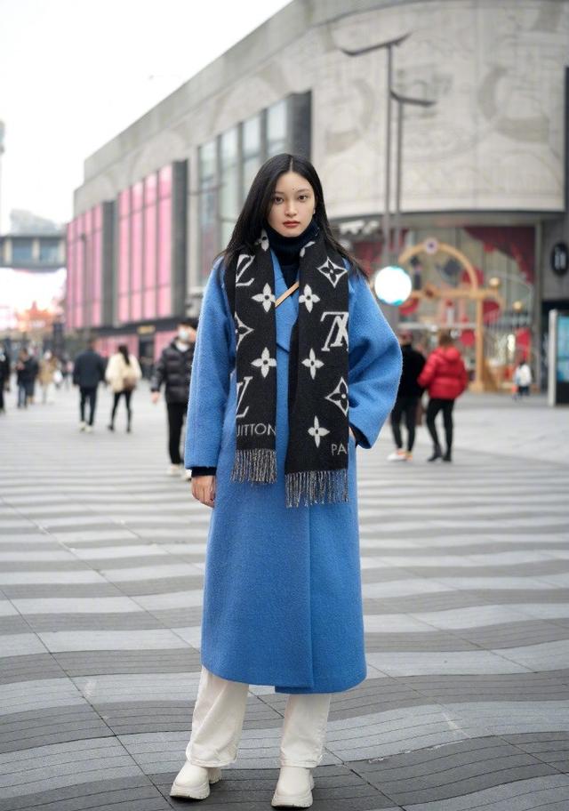 女生冬天穿衣搭配图片，女生冬装衣服搭配图片（看她们“大衣+围巾”搭配）