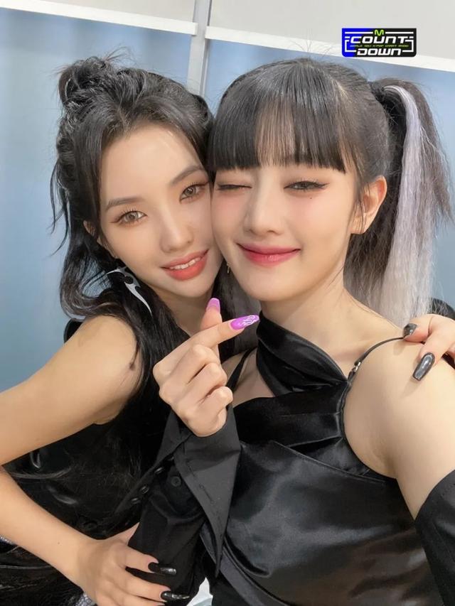 指甲油裸色和透明色有什么区别，护甲油和透明色的指甲油一样吗（显白好看，春夏必做）