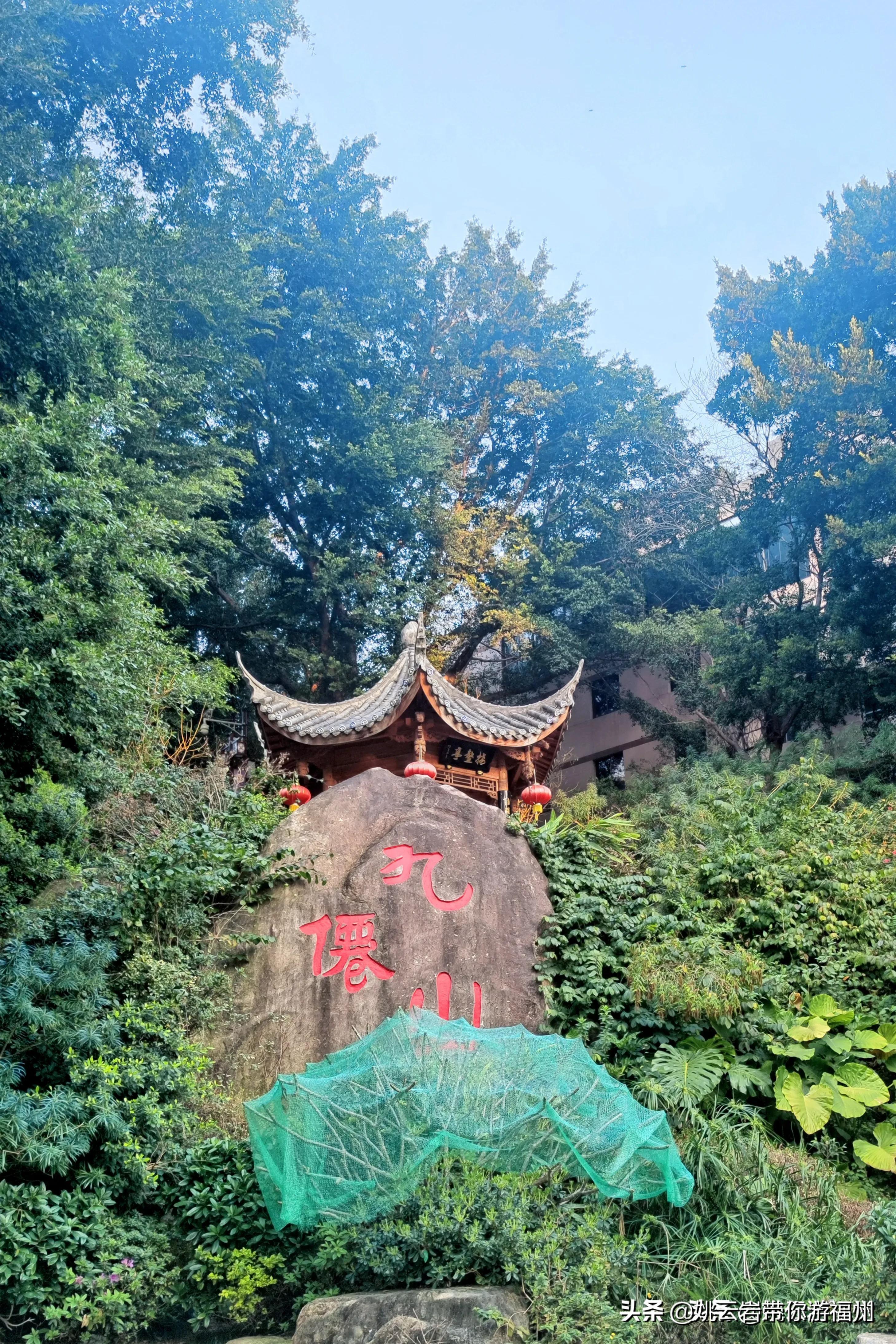 步行5分鐘就能到烏石山風景名勝區,烏石山風景區在福州市政府旁邊