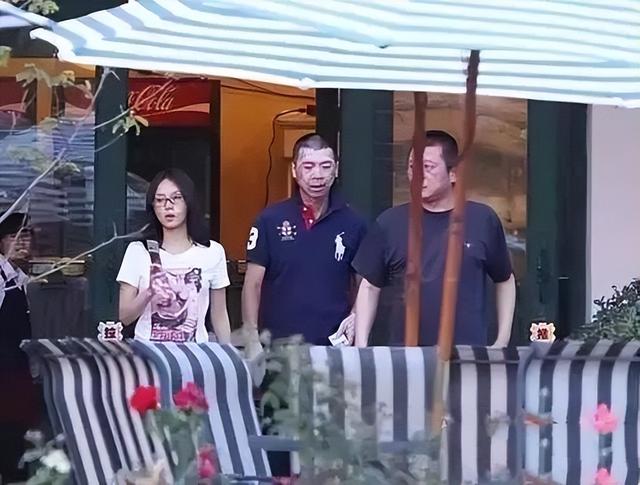 王朔与王子文私下关系，与贾乃亮传绯闻多年、未婚生子