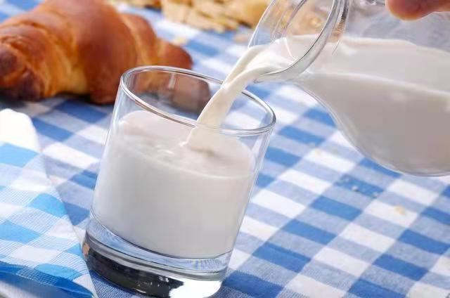 过期牛奶可以蒸馒头吗，过期的牛奶能蒸馒头吗（过期的牛奶还能喝吗）