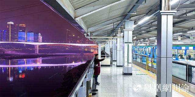 轻轨2号线全线站点线路图，新风貌丨打卡重庆轨道交通“最美车站”②单轨2号线