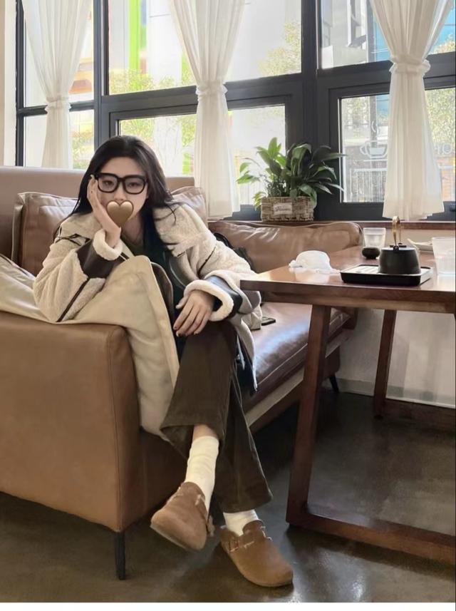 女灯芯绒裤子搭配，8套灯芯绒裤子搭配上衣好看的技巧