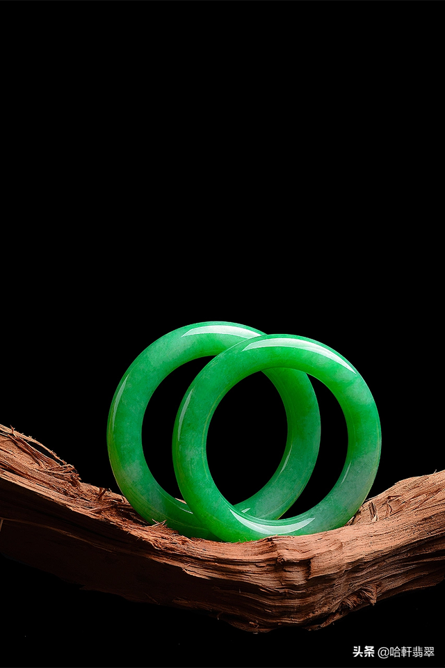 翡翠手镯一般多少钱，乌鸡种翡翠手镯一般多少钱（1万块和10万块的翡翠手镯）