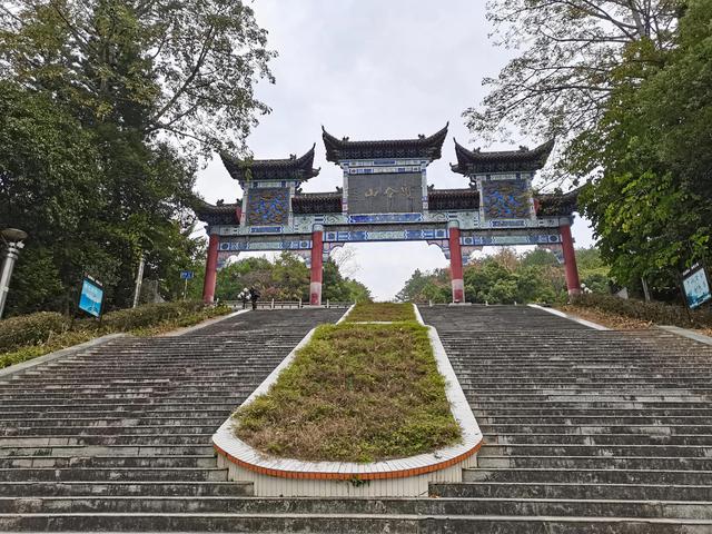 登《贤令山》有感