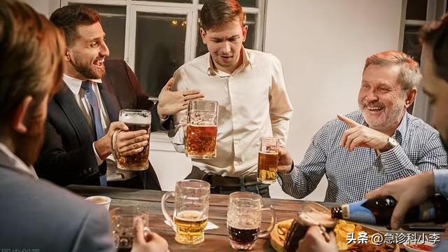 一个男人长期喝酒的后果，男人长期喝酒有什么影响（酒瘾、烟瘾、色瘾哪个伤害最大）