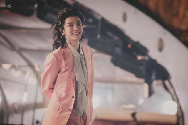 网红头像2018微信，网红头像2018（与华晨宇晚间同行难掩喜悦）