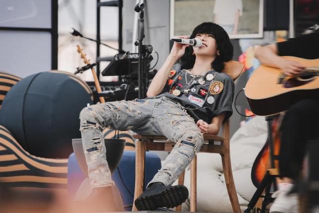 网红头像2018微信，网红头像2018（与华晨宇晚间同行难掩喜悦）