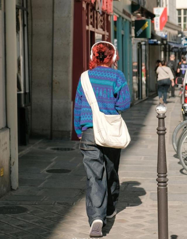 怎样选择包包的颜色，怎么搭配包包的颜色（法国女人不爱“名牌包”）