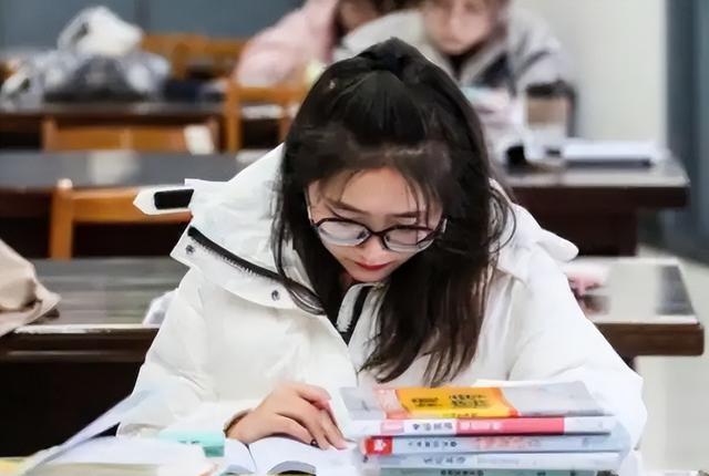 为什么劝女生不要考研，女孩子到底要不要考研（“后悔同意孩子考研”）