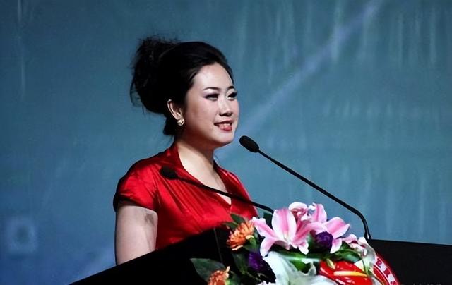 18年前，她成为网红，生子后被男友抛弃，如今45岁，身家上亿