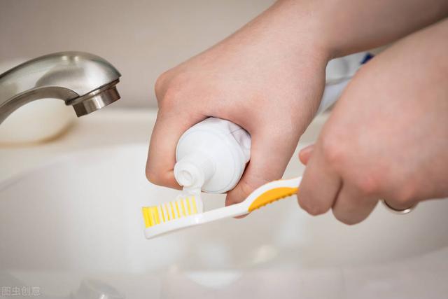 白色衣服发黄怎么办，白色衣服发黄怎么洗才能变白（白色衣服发黄别用漂白水了）