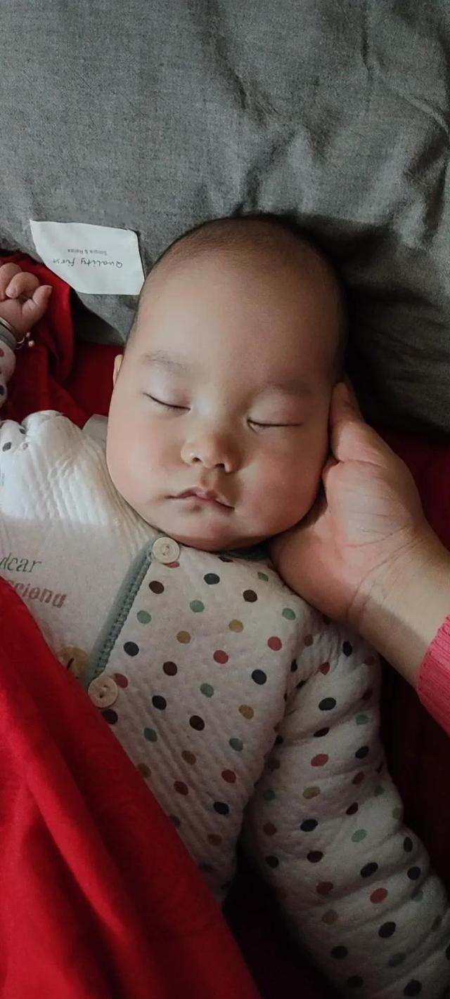 不能说一模一样（不能说像，只能说一模一样）