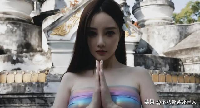 40岁李小璐穿露腰装现身寺庙，离婚3年身材越来越火辣