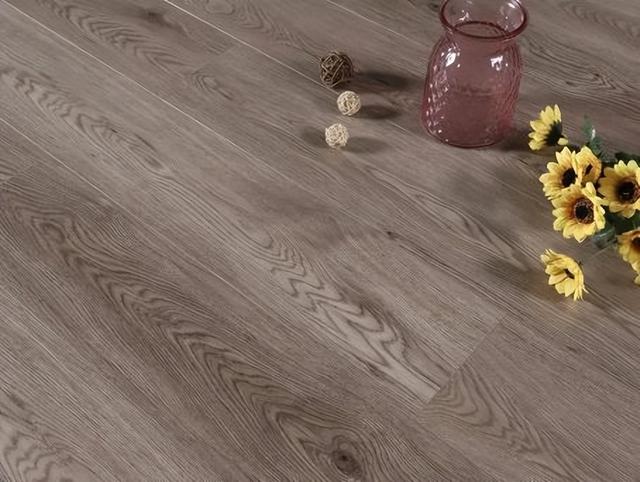 强化地板有什么优点和缺点，强化实木地板的优点和缺点（家装可以使用强化木地板吗）