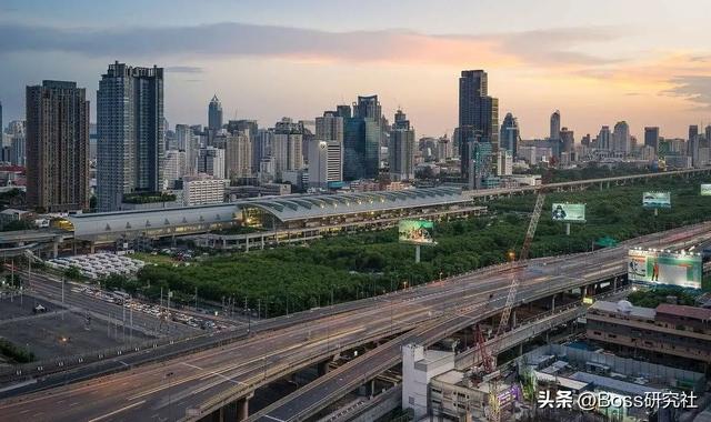 印度德里与上海对比，印度的三座“世界一线城市”放在我国