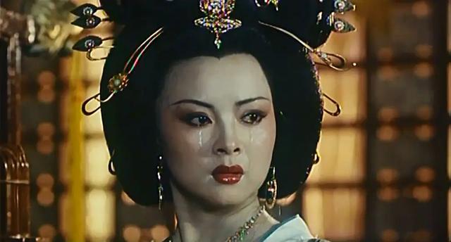 古代步摇图片，日本艺妓她们头上戴的发饰名称。那个圆球和那些像步摇的东西叫什么名字。（步摇、花钿、折股钗、凤簪、梳篦、花冠）