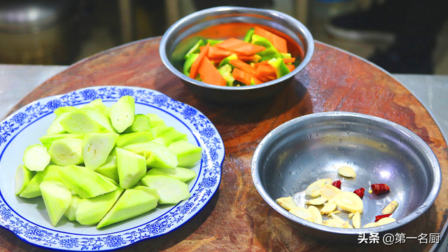 夏季饮食吃什么好，夏季饮食吃什么好消化（少吃苦瓜和番茄）