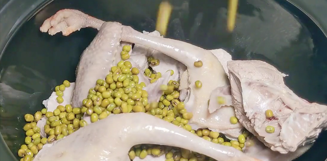 鸽子煲绿豆汤的做法，清炖鸽子汤的做法（鸽子肉嫩不腥）