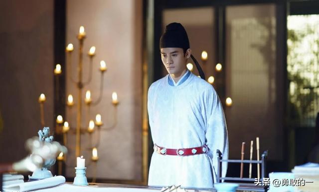 霜重鼓寒声不起的上一句，