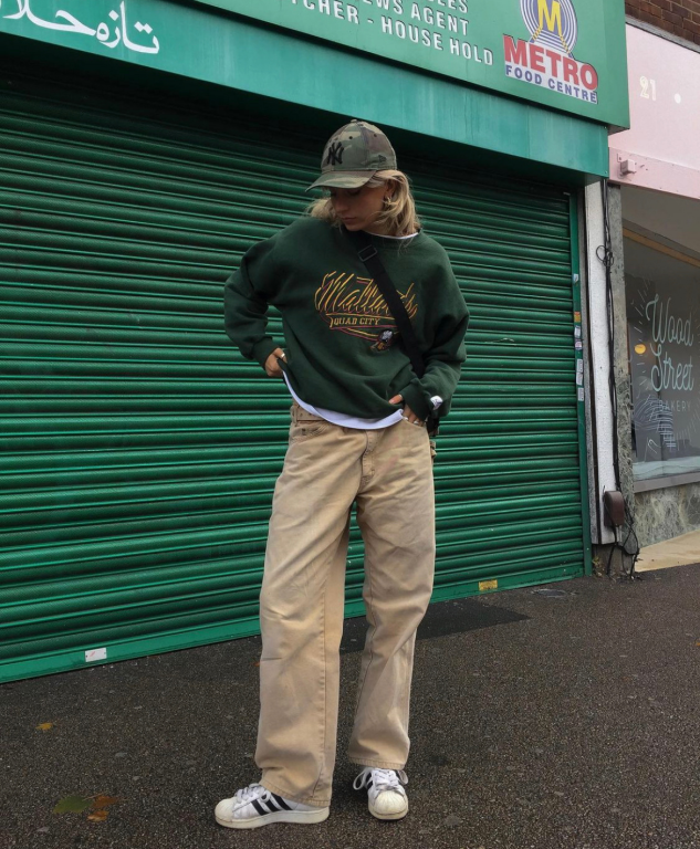 秋冬流行卫衣这么穿超时髦，冬天卫衣推荐（看这些套头基础款时髦又减龄）