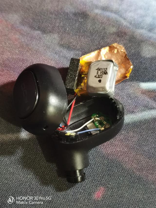 蓝牙耳机充不进去电怎么办，蓝牙耳机充电仓充不进去电怎么办（QCY蓝牙耳机长时间不用充电没反应）