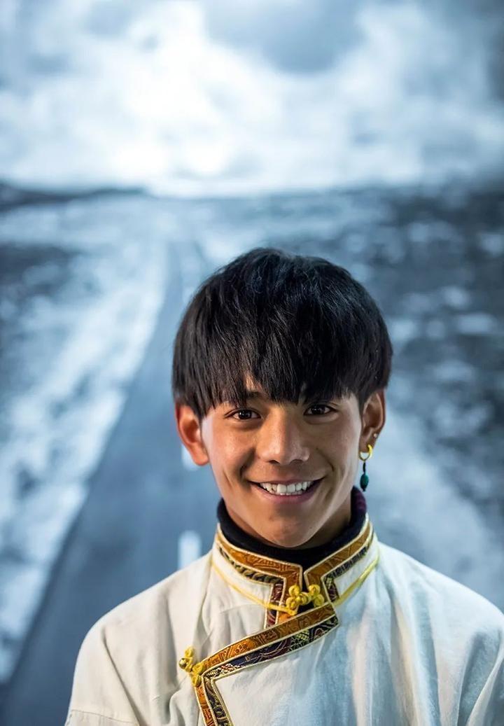 随后,胡波将这段视频上传到了短视频平台上,视频经过剪辑和配乐后