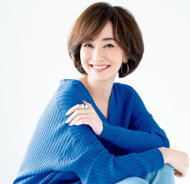 5张女生斜刘海发型图片,斜刘海中发型图片女(女人过了40岁建议少留