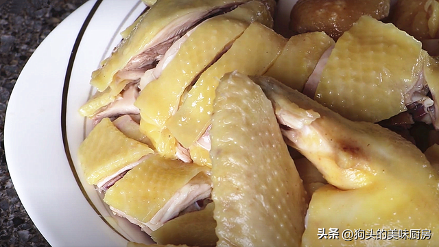 整只鸡怎么做好吃，整鸡怎么做好吃又简单（跟60年的大厨学的隔水蒸鸡）