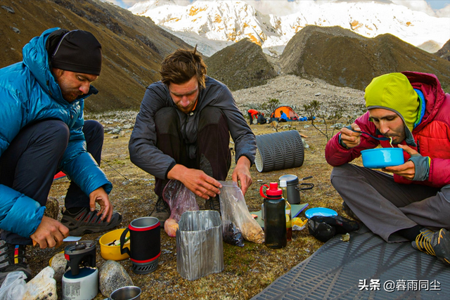 爬山带什么吃的比较好，爬山适合带什么吃的（如何让你的方便面营养均衡、更好吃）