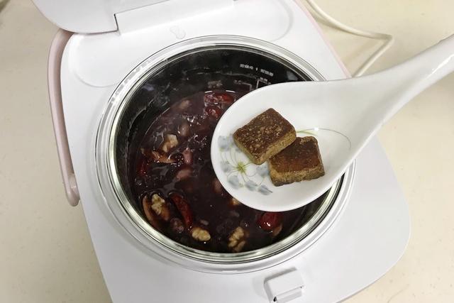 红豆粥的功效与作用，红豆粥的养生作用与功效（适合女人常喝的五红粥）