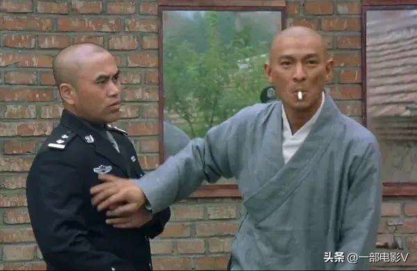 大块头有大智慧断头照，大块头大智慧。后面孙果把李凤怡的头砍掉了（由神作变烂片的电影《大块头有大智慧》）