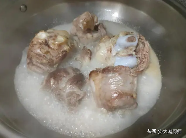 骨头汤怎么熬，病人骨头汤怎么熬（最忌直接加水）