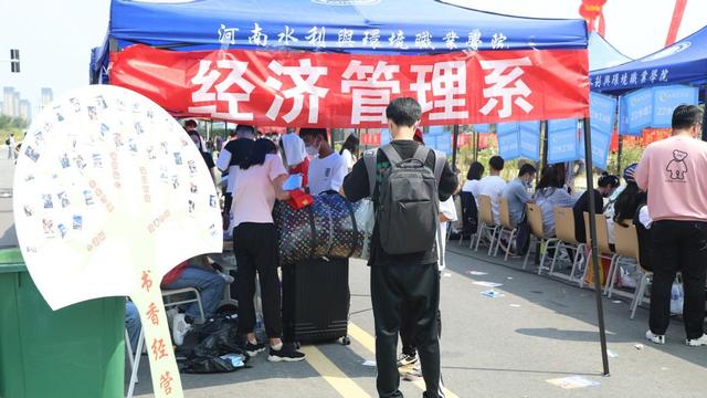 河南水利与环境职业学院，2021级河南水利与环境职业学院新生开学时间和入学指南及入学军训考试（河南水利与环境职业学院7000余名小萌新来啦）