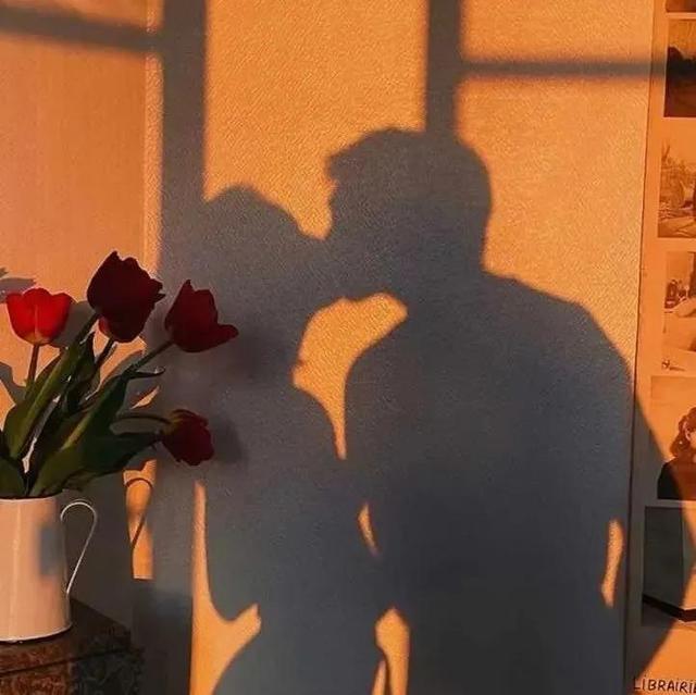 沉沦于夜色，屈服于温柔.，沉溺于山河 藏匿于夜色（绝美杂句的文案图片）