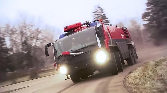 登高平台消防车，云梯消防车主要用于什么（我国花2400万元从芬兰进口一辆值吗）