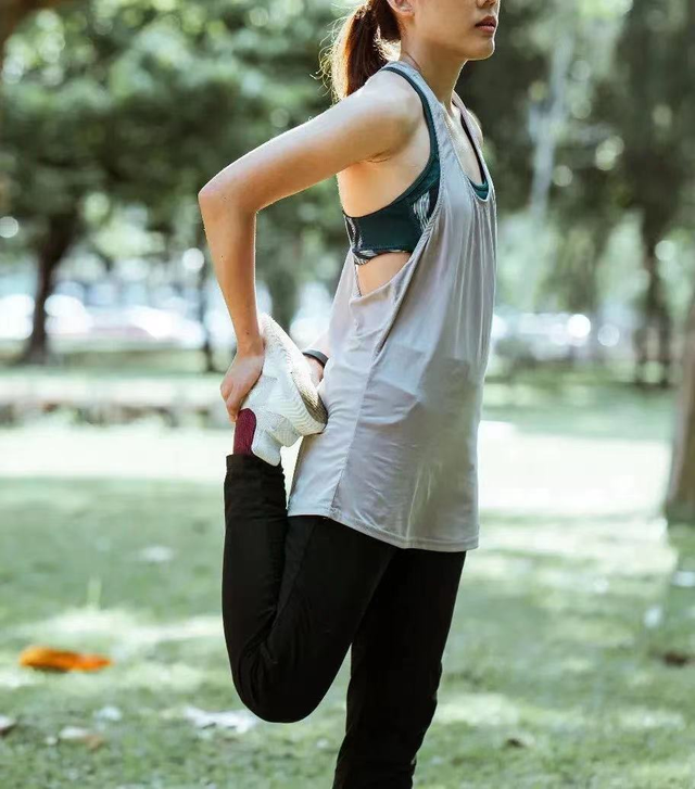 为什么人不弯腿跳不起来，双腿跳不起来原因（不正确的跳绳姿势 = 毁膝盖）