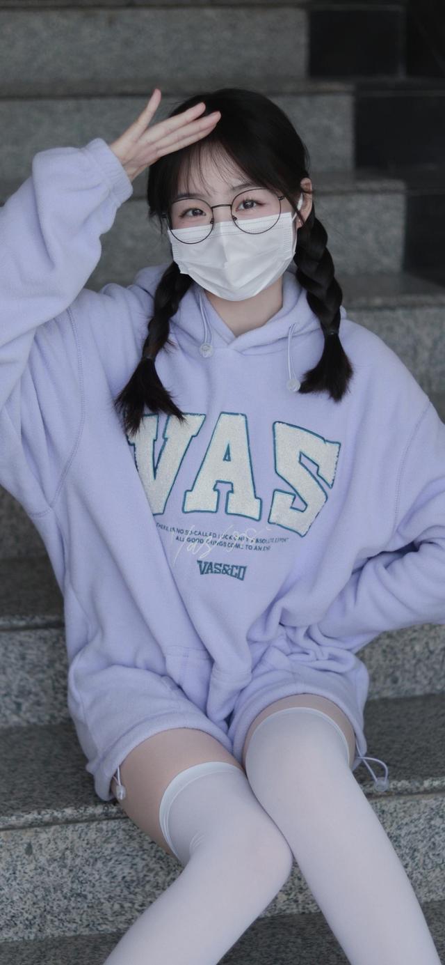 抖音上的最火锁屏壁纸，抖音上的最火锁屏壁纸 句子（抖音网红半口小希壁纸）