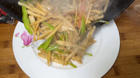 火腿肠怎么炒好吃，如何炒火腿肠才好吃（清炒藕丝在家这样做）