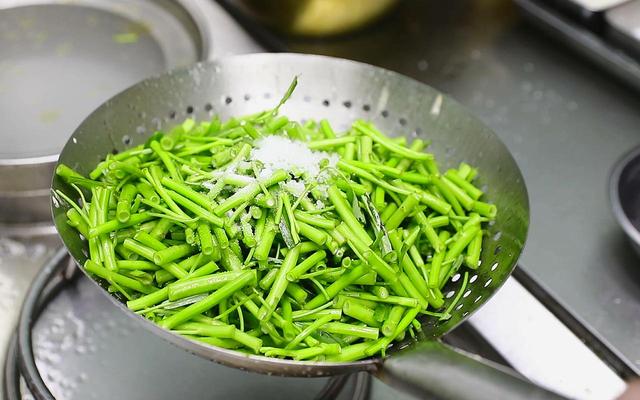 菠菜和什么菜搭配是最佳，菠菜十种最佳吃法（把全家老小钙都补足了）