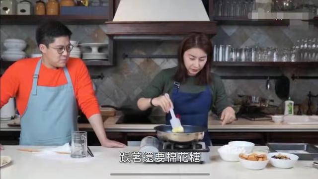 郭晶晶霍启刚婚纱照，郭晶晶婚纱照图片大全（跟郭晶晶穿情侣装逛花海超浪漫）