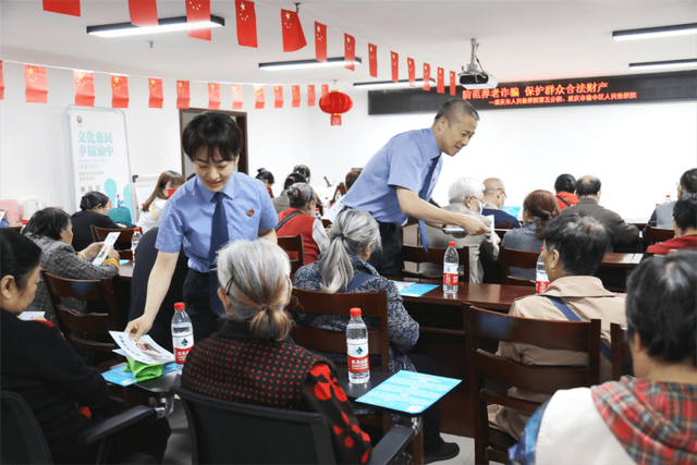 送礼品吸引人的广告语，做活动送礼品的宣传语（叫价上万元……字画收藏套路深）