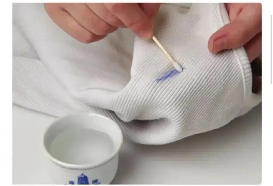 圆珠笔油怎么洗，去圆珠笔油的（去除衣服上的圆珠笔油）