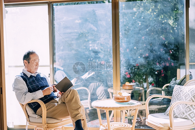 最新退休年龄规定，最新退休年龄规定一览表（工人的退休年龄有什么新规定吗）